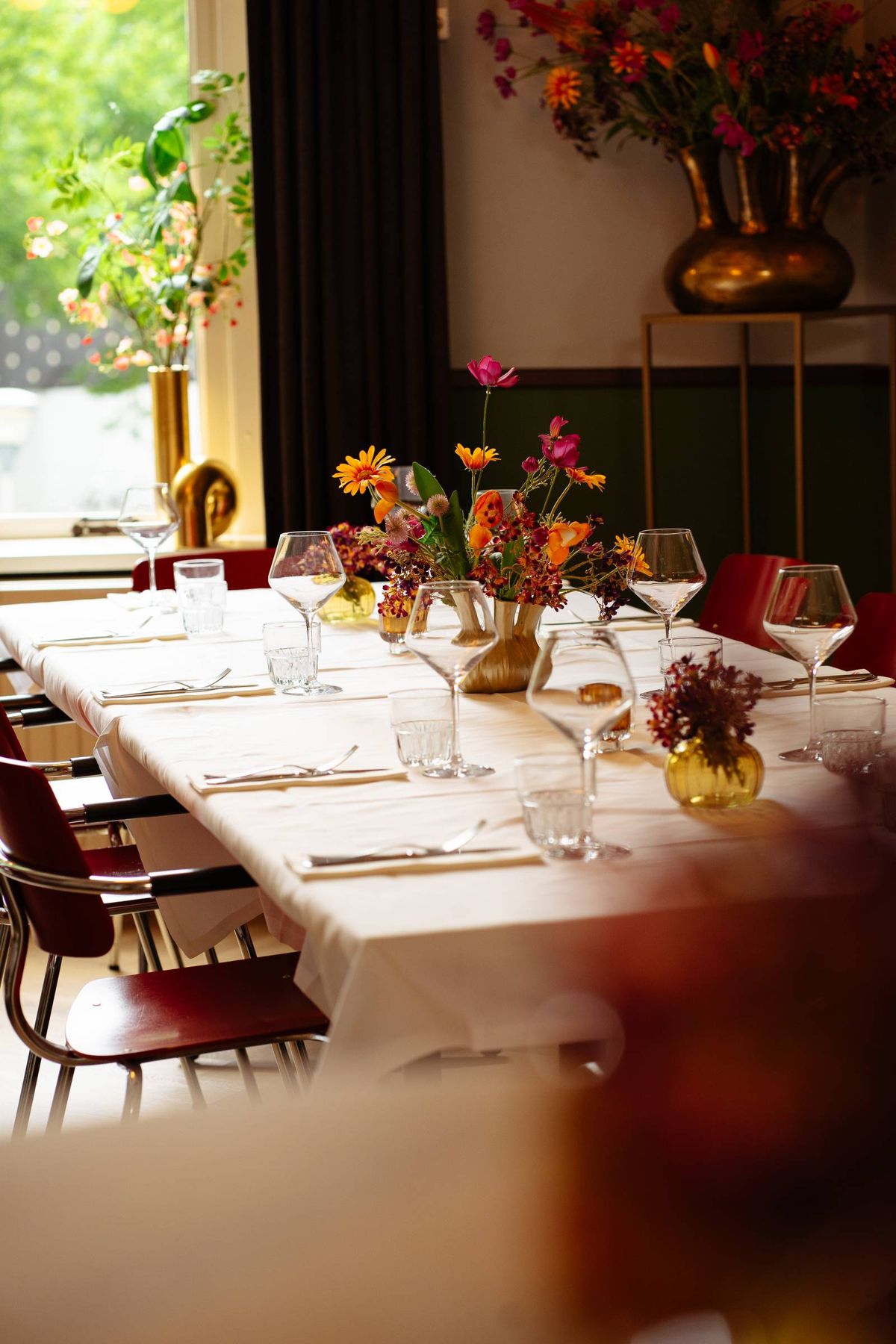 De Hooked Hideout met gedekte tafel en bloemen