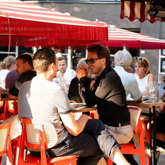Gasten op het terras