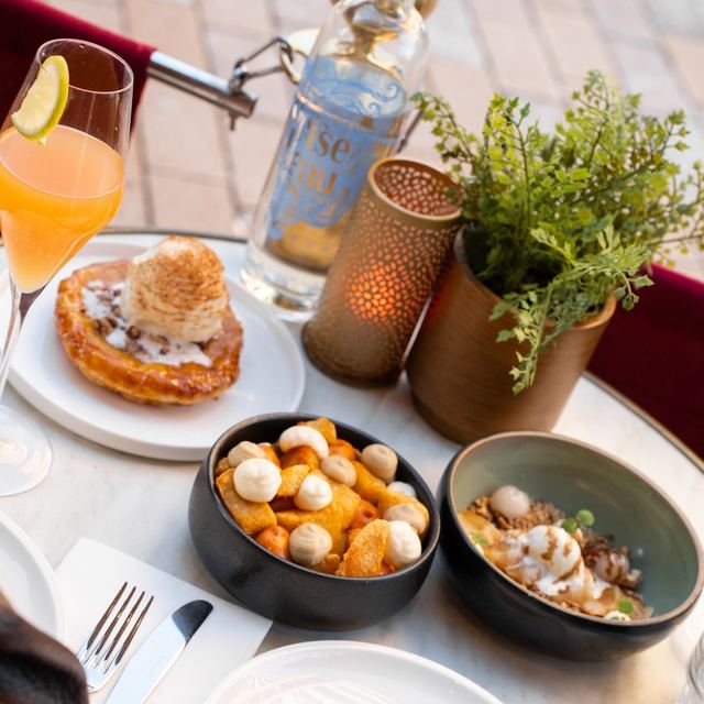 Tapas en een oranje cocktail