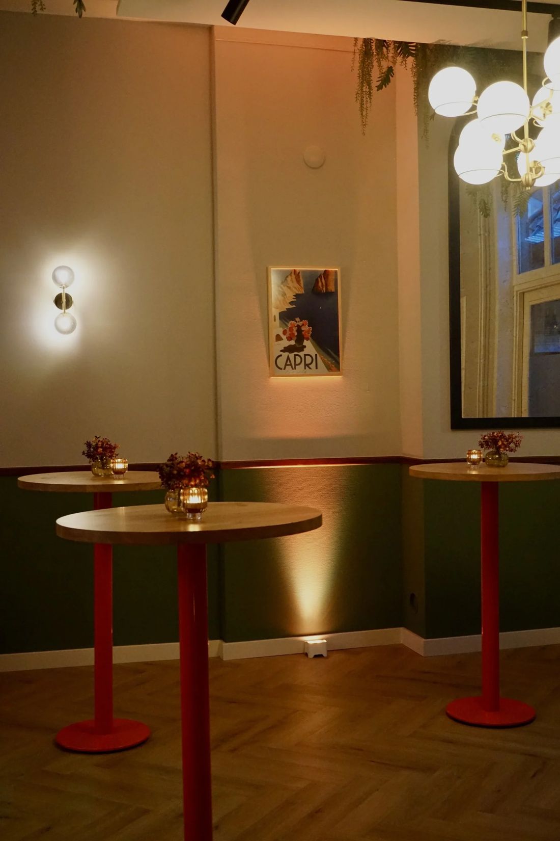 Interieurhoek met groene wand