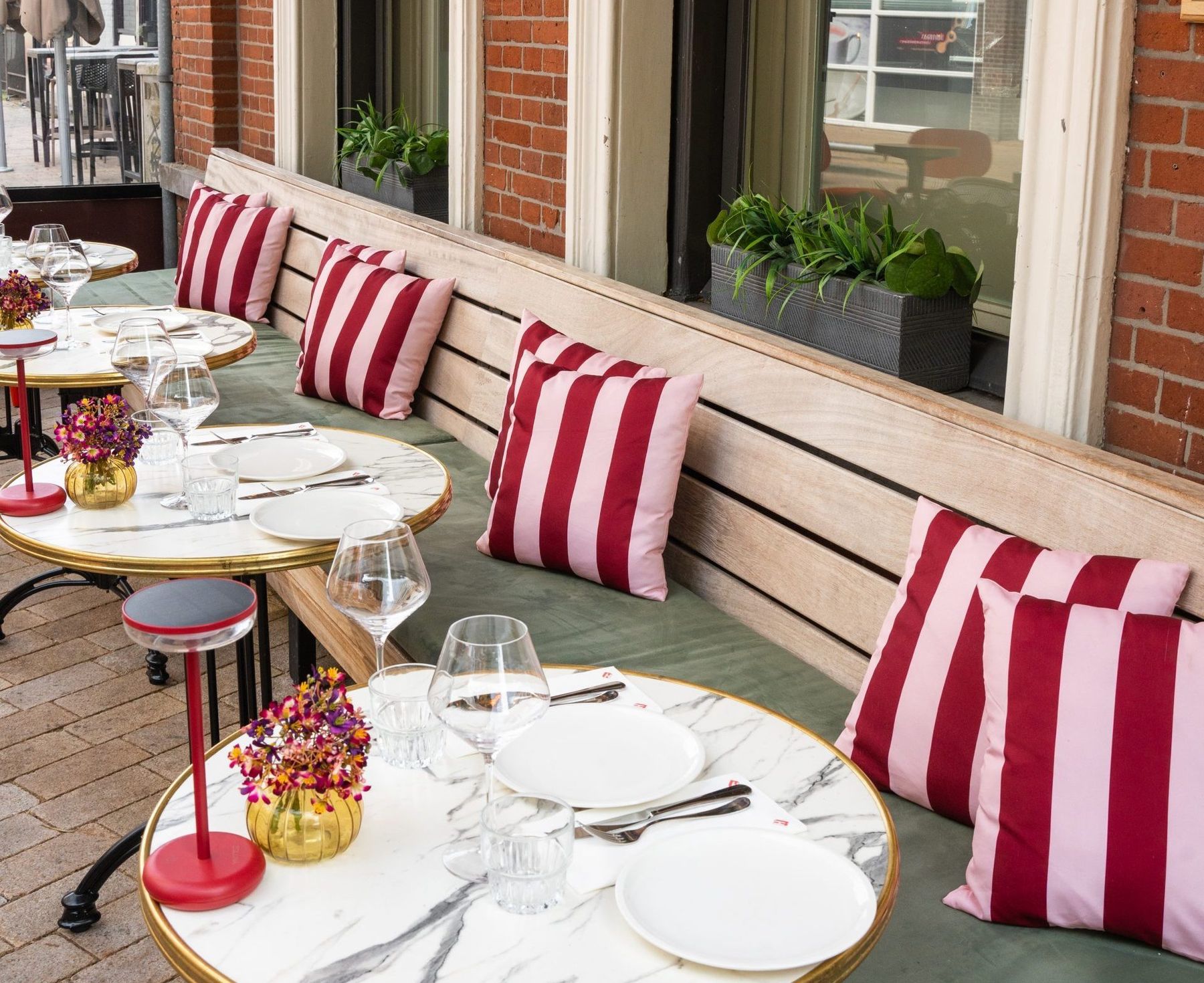 Rood-wit gestreepte banken met gedekte tafels