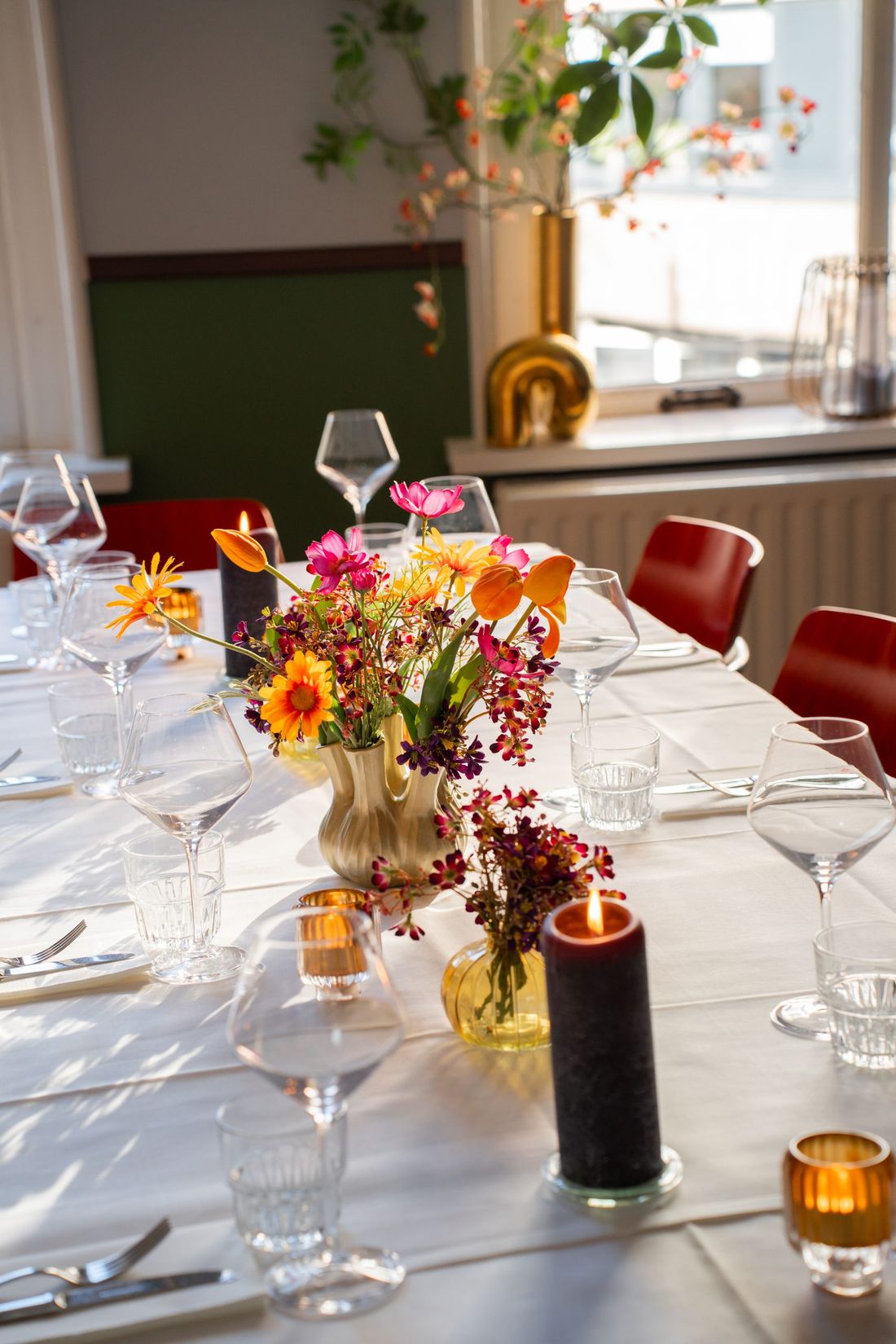 Lange gedekte tafel met bloemen bij Hooked