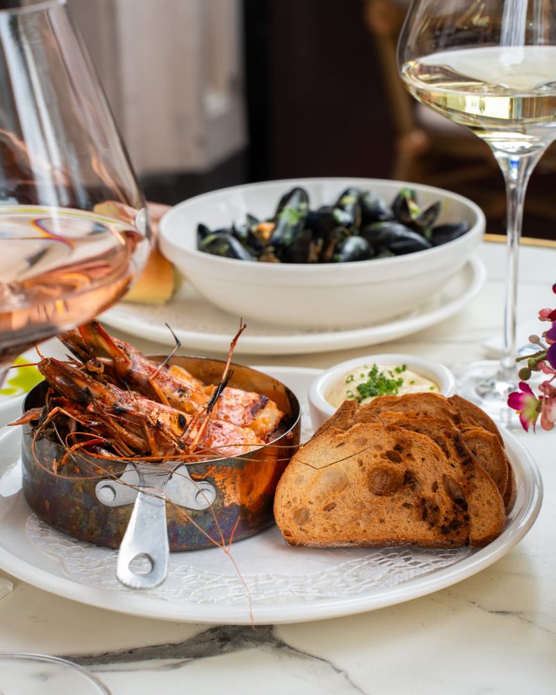 Mosselen, gamba's en brood op een marmeren tafel