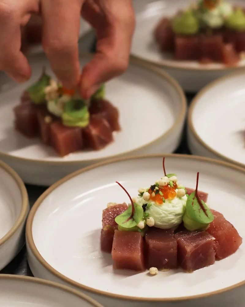 Tonijn tataki wordt afgewerkt