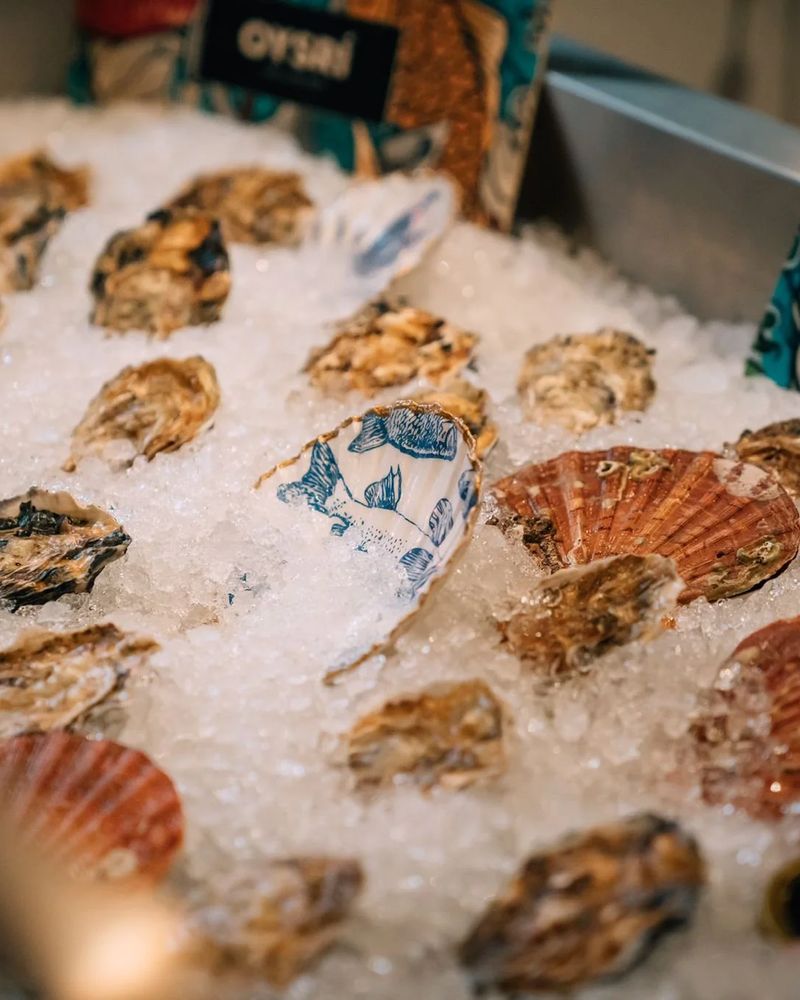 Vers gestoken oesters op ijs