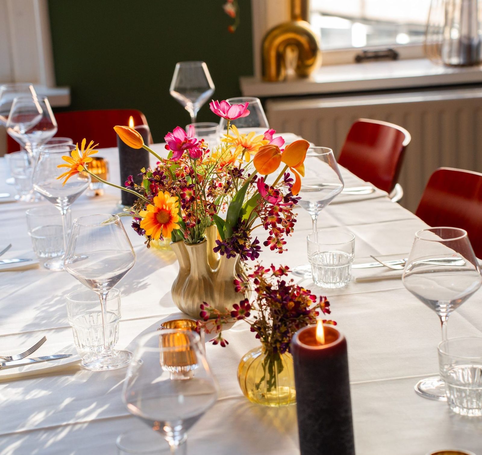 Lange gedekte tafel met bloemen